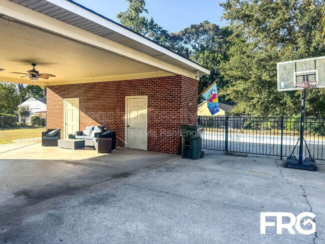 Building Photo - 207 Woodbine St