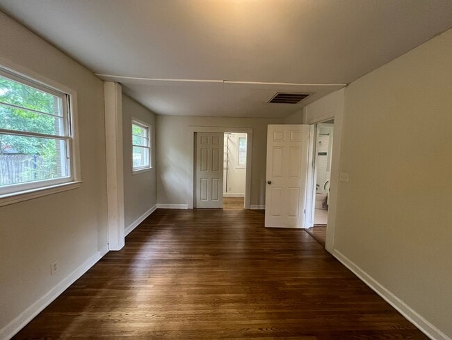 Building Photo - Cozy 2 Bedroom Minutes From Downtown