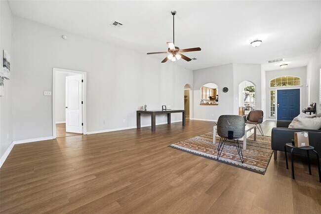 Building Photo - 409 E Austin Ave