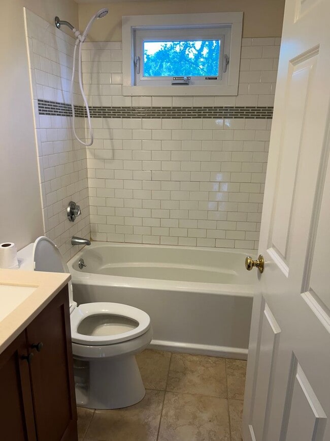 Building Photo - Dennisport 3 Bedroom Ranch