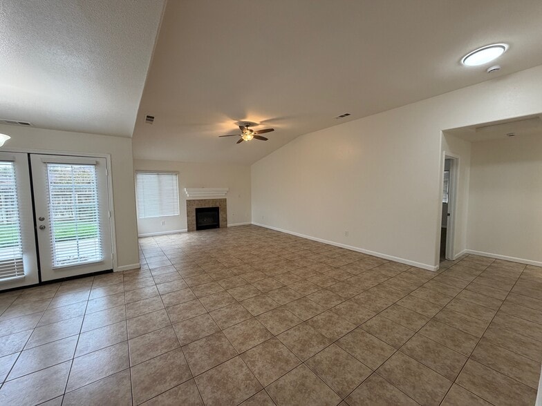 Building Photo - 4400 Oldcastle Ave