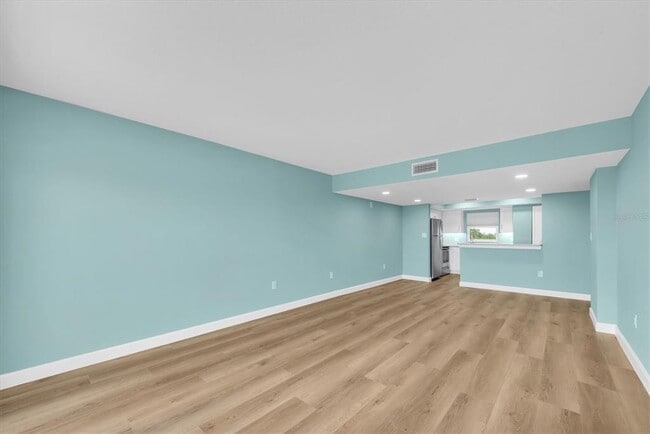 Building Photo - 7050 Sunset Dr S
