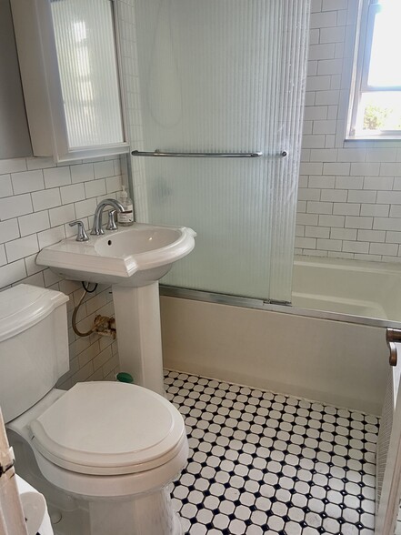 Building Photo - 210 Woodcliff Ave