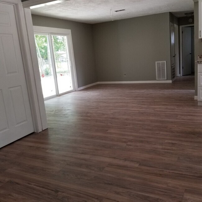 Building Photo - 2026 Beaver Bend Rd