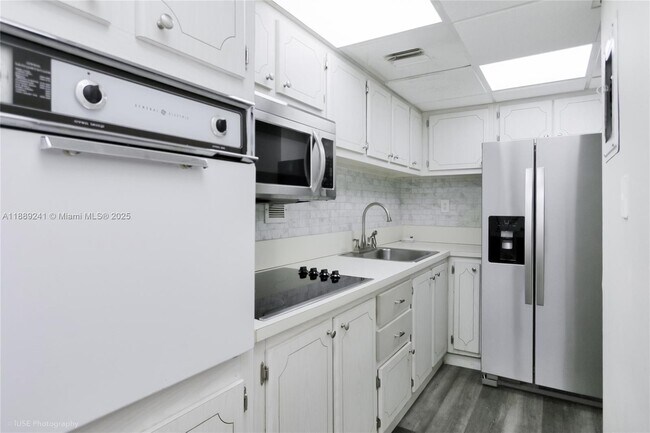 Building Photo - 1000 West Ave