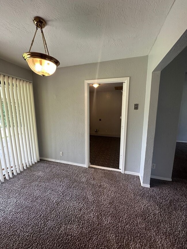 Building Photo - 4844 Woodview Dr