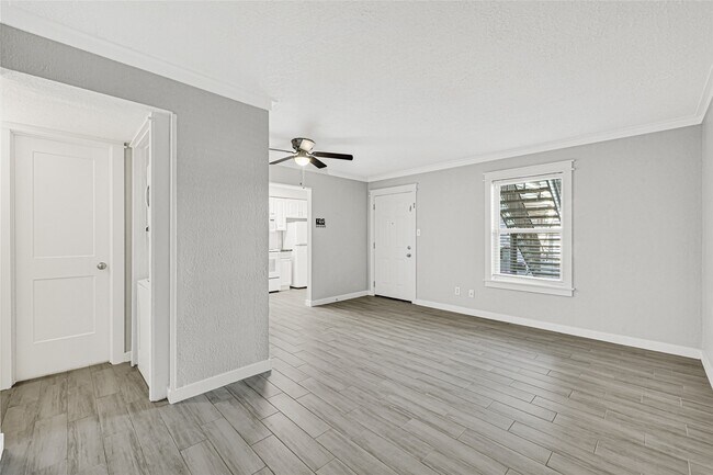 Building Photo - 107 E Willowick Ave