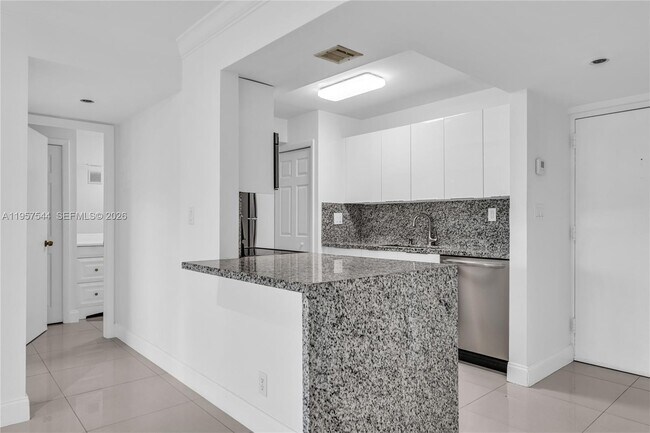 Building Photo - 220 Lakeview Dr