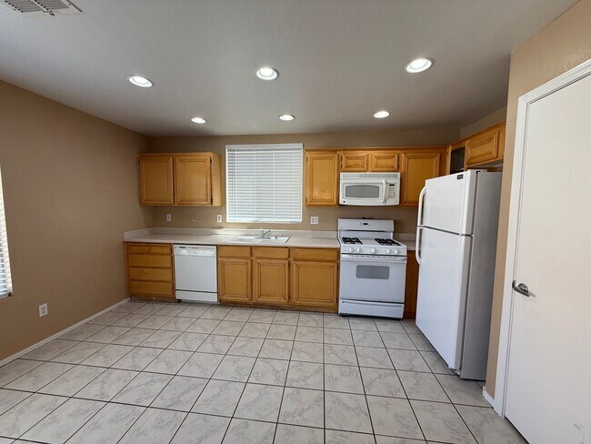 Building Photo - 8816 W Pine Pitch Dr