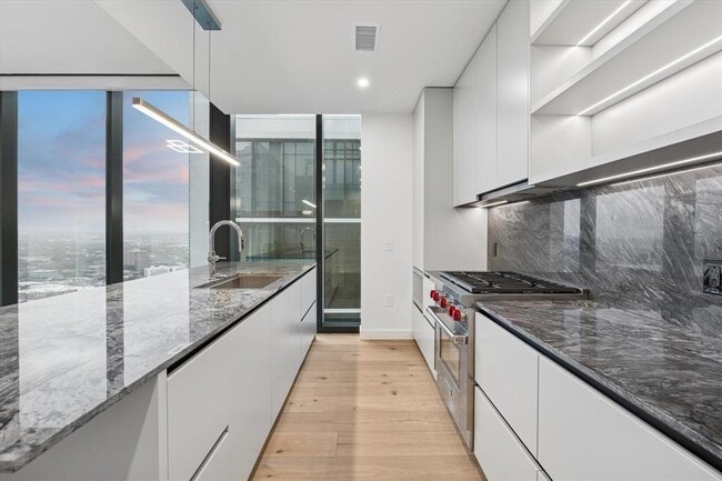 Building Photo - 610 Davis St