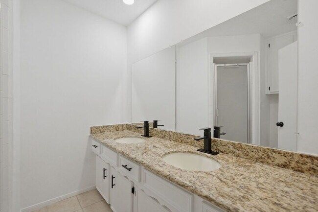 Building Photo - 66 T Huxley Ln
