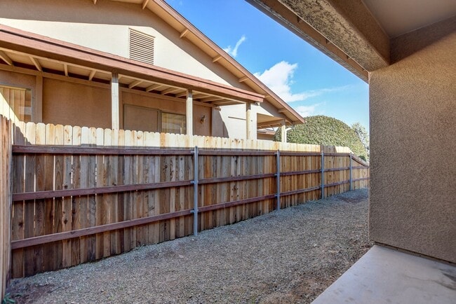 Building Photo - 3330 N Navajo Dr