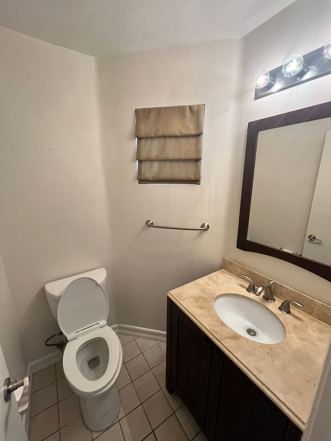 Building Photo - Spacious 3-Bedroom, 2.5-Bathroom Home