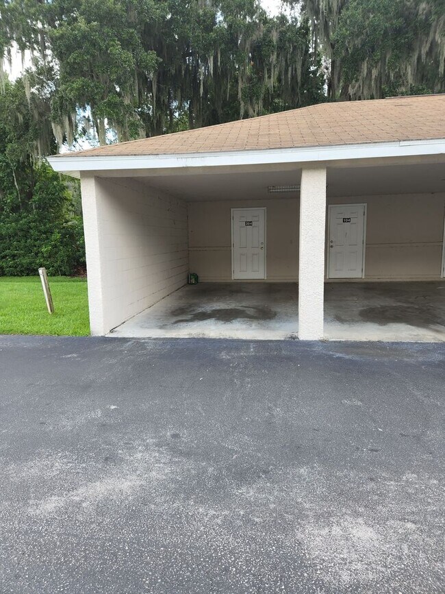 Building Photo - 3 bedroom 2 bath condo