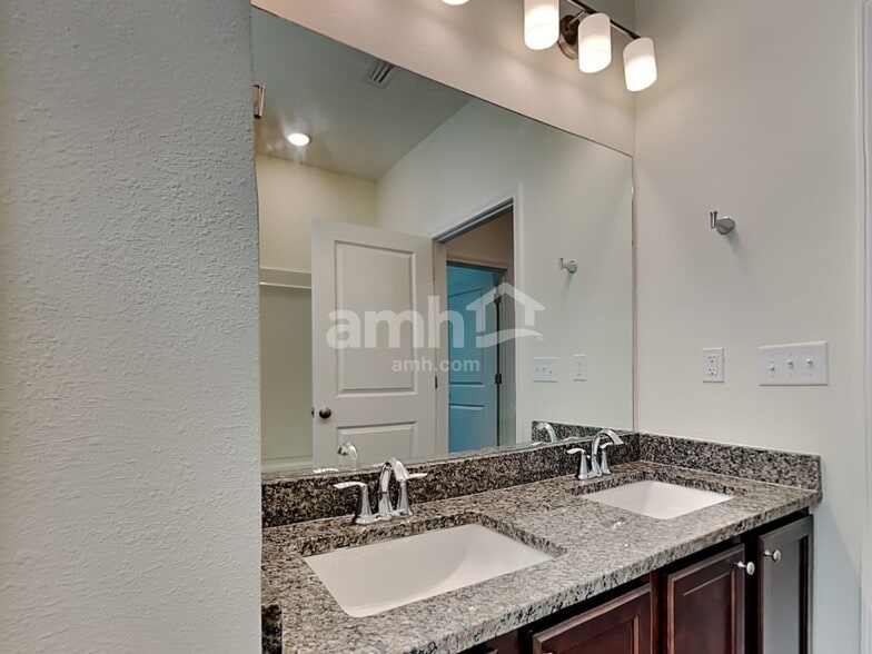 Building Photo - 370 Banyan Frst Dr