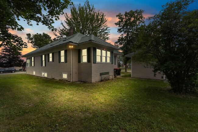 Building Photo - 100 W Main St