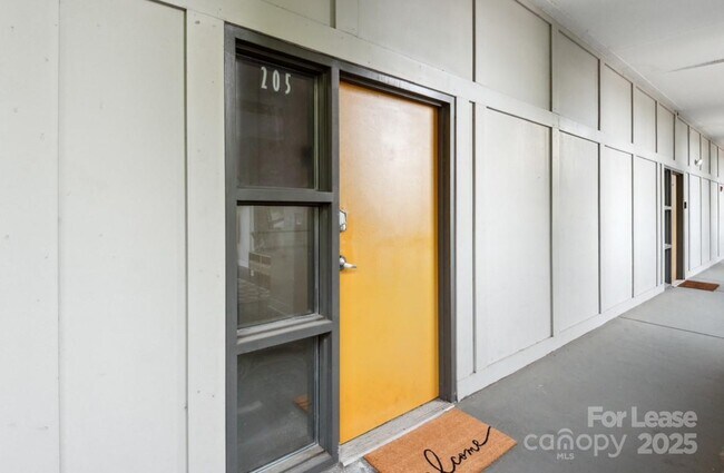 Building Photo - 514 W 10th St