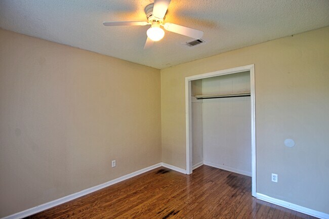 Building Photo - 948 Wedgewood Way