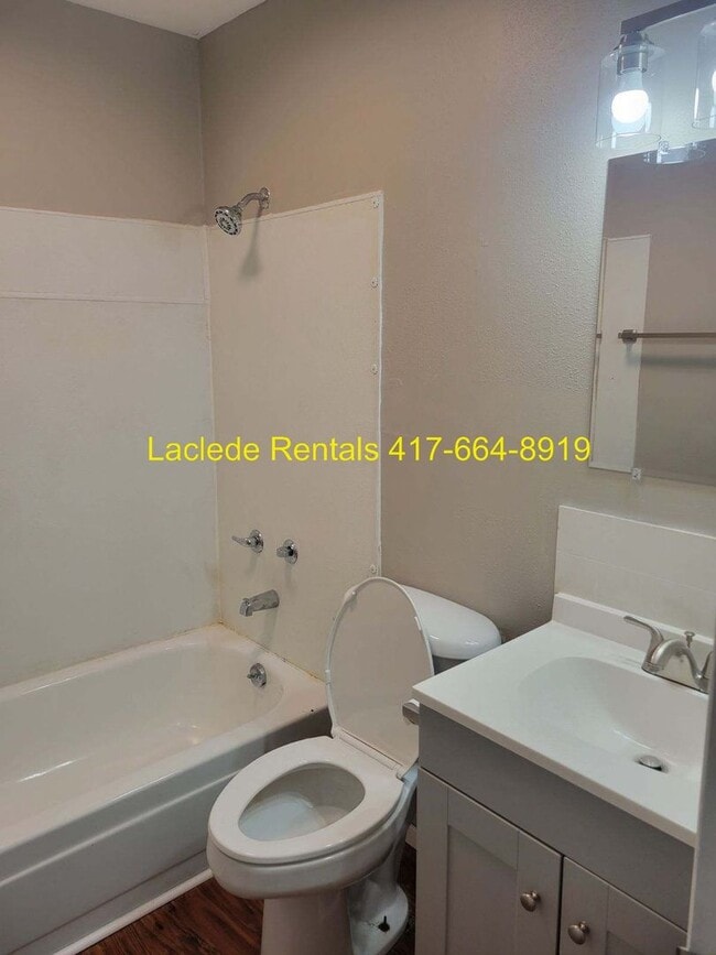 Building Photo - 2 BEDROOM 1 BATHROOM APARTMENT FOR RENT