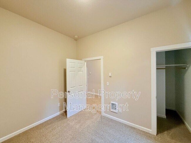 Building Photo - 409 W McLoughlin Blvd
