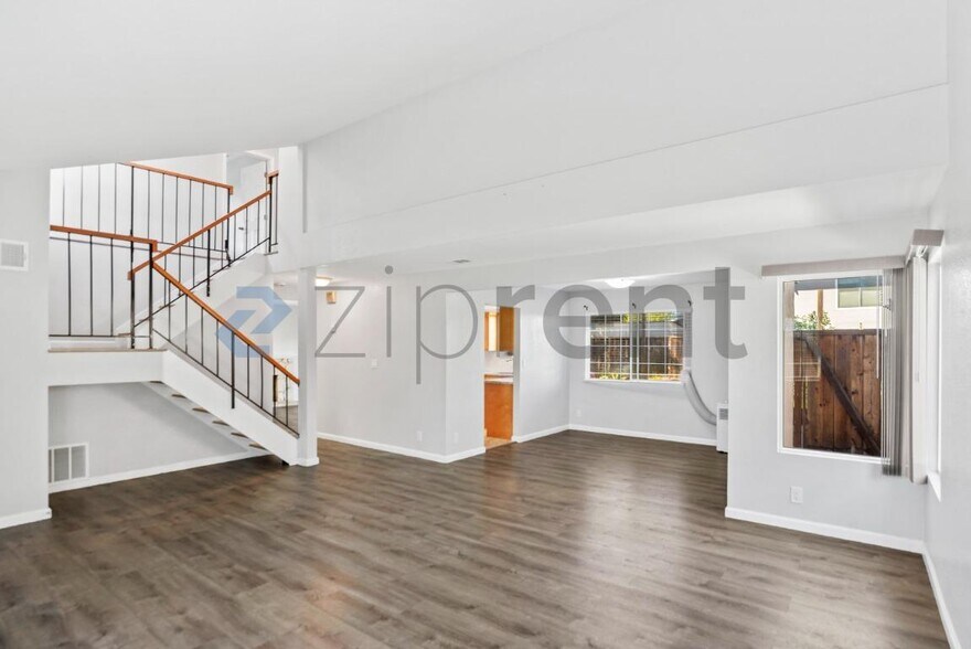 Building Photo - Unit