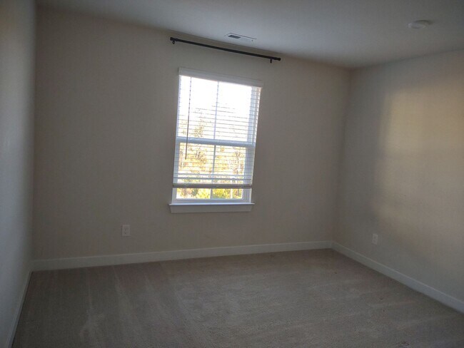 Building Photo - $300 OFF THE FIRST FULL MONTH's RENT!!! Su...