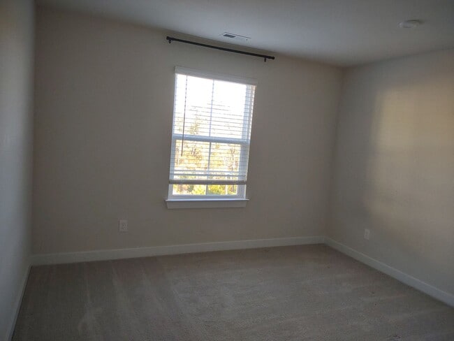Building Photo - Superlative 6 Bedroom, 5 Bathroom Home in ...