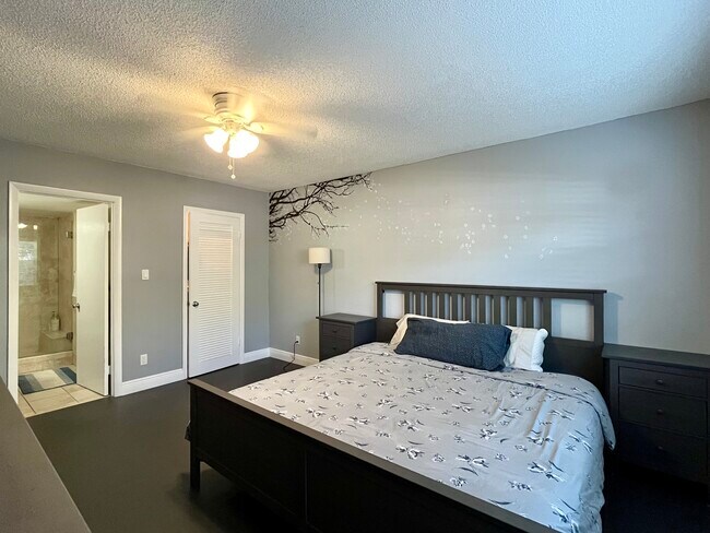 Building Photo - 13720 SW 90th Ave