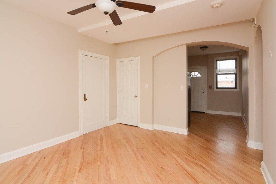 Building Photo - 896 Green Bay Rd