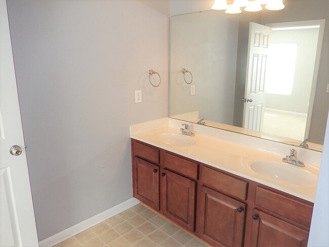 Building Photo - 210 Tallula Ln