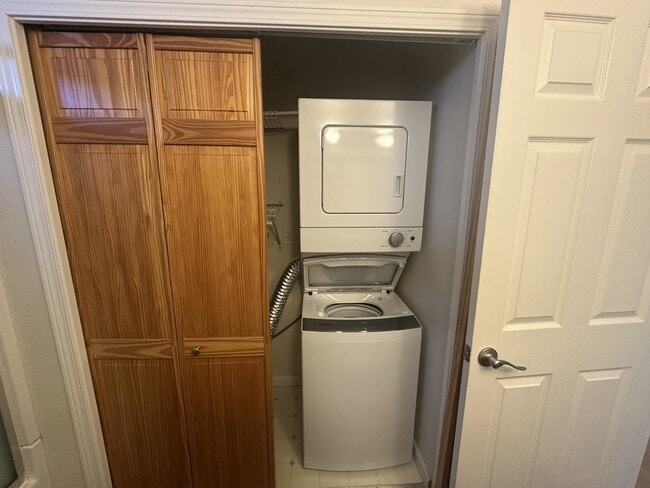 Building Photo - 415 Healy Ave S