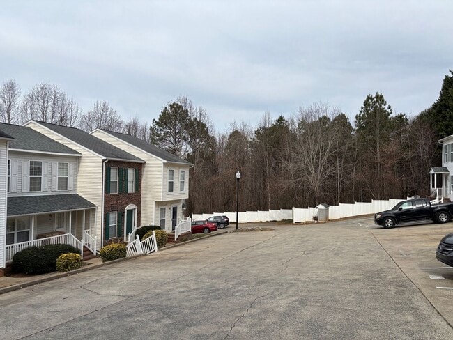 Building Photo - Beautiful 2 story townhome available in Asheboro!