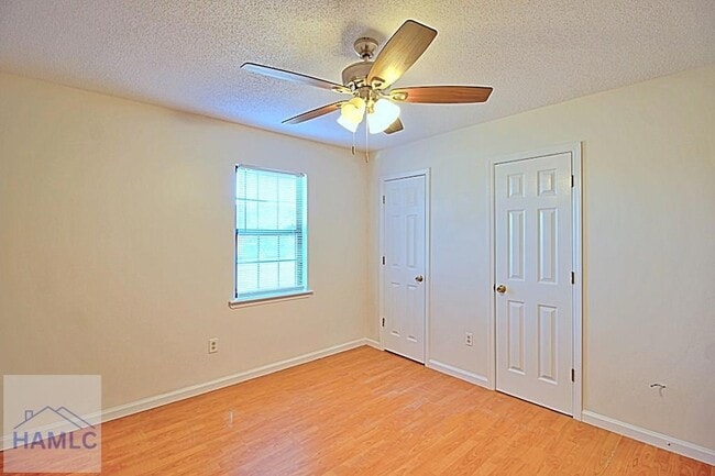 Building Photo - 915 Churchfield Dr