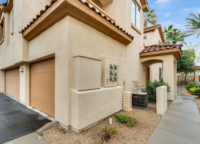 Building Photo - Amazing Scottsdale 2 bedroom/2 Bath Condo!