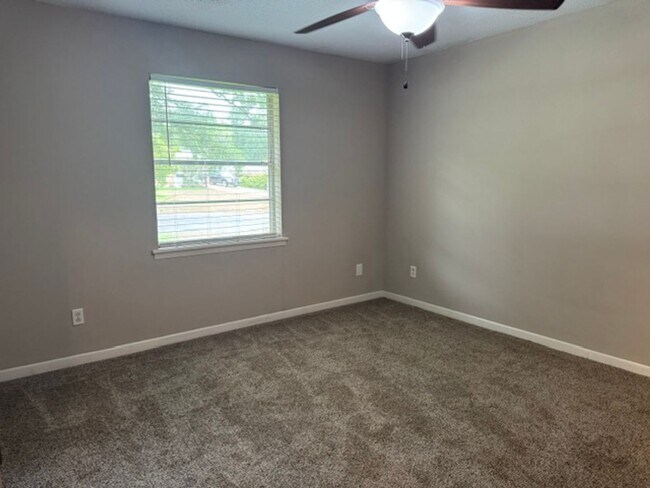 Building Photo - 3/2/2 Fenced Yard LISD Pet Friendly