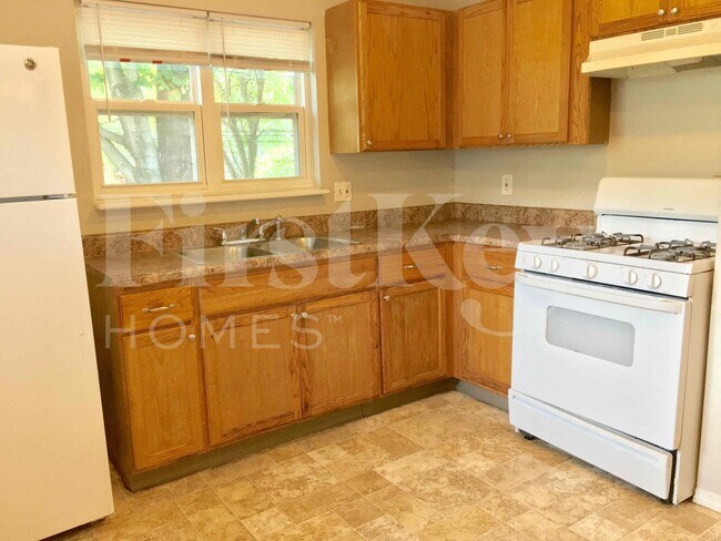 Building Photo - 2275 Glenoro Dr