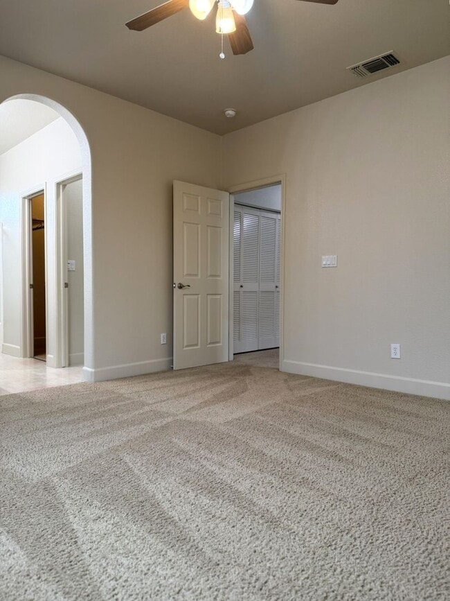 Building Photo - Pleasing 5/2 near college and UC