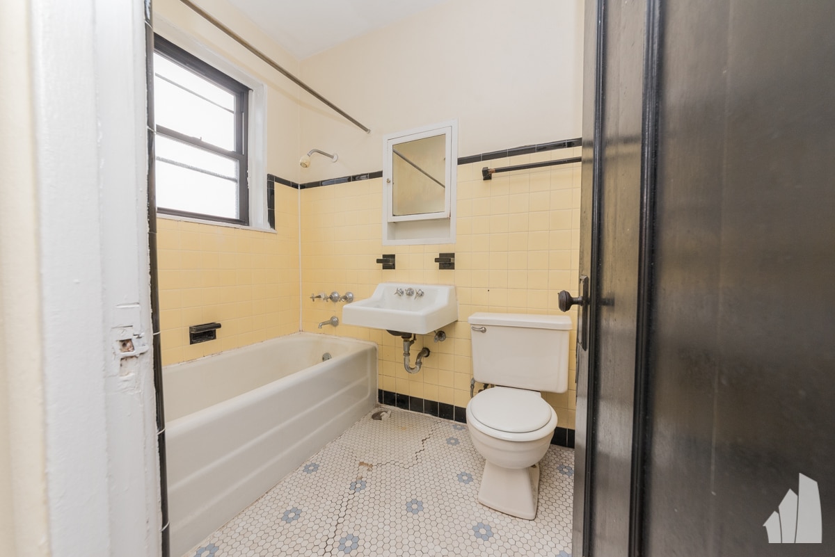 Building Photo - 4410 N Wolcott Ave