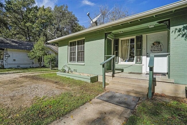 Building Photo - 210 W Willingham St