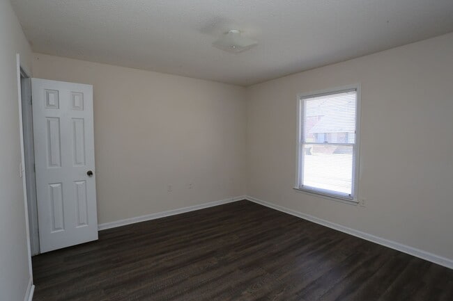 Building Photo - 2 bedroom for Immediate Move In!