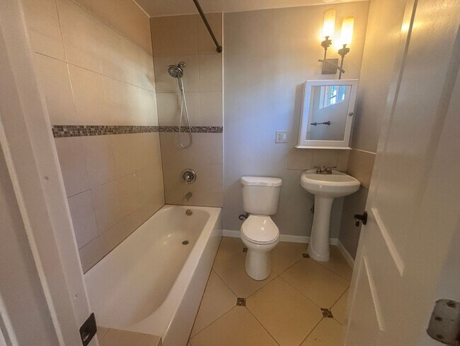 Building Photo - 552