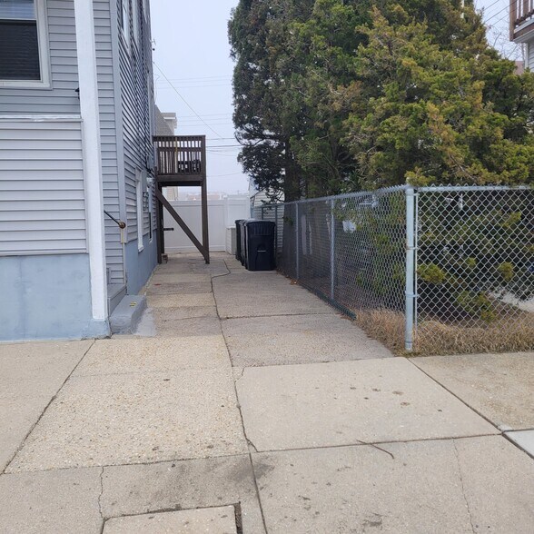 Building Photo - 105 N Windsor Ave
