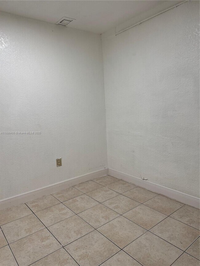 Building Photo - 470 NE 127th St