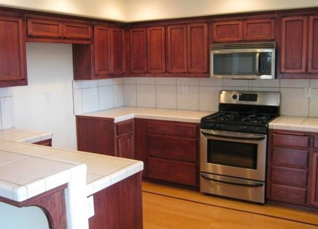 Building Photo - Large 2 story 3 bedroom home