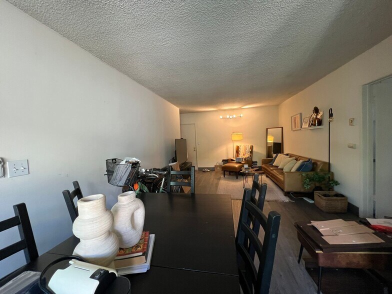 Building Photo - 3359 Mentone Ave