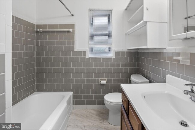 Building Photo - 5205 Saratoga Ave