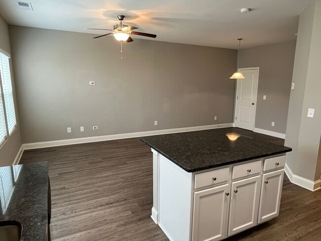 Building Photo - Convenient 3 Bed Townhome near Harrisburg
