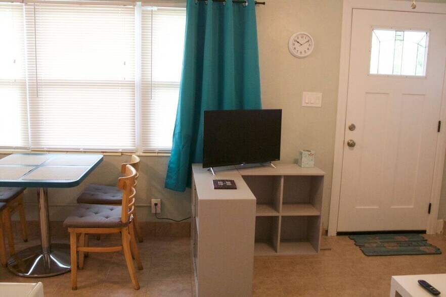 Building Photo - 5009 TANGERINE AVE S