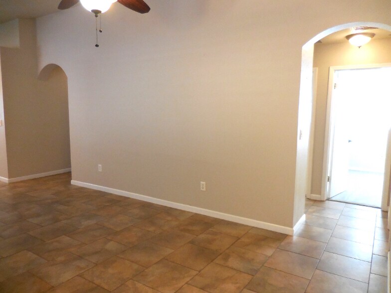Building Photo - 368 Quail Dr