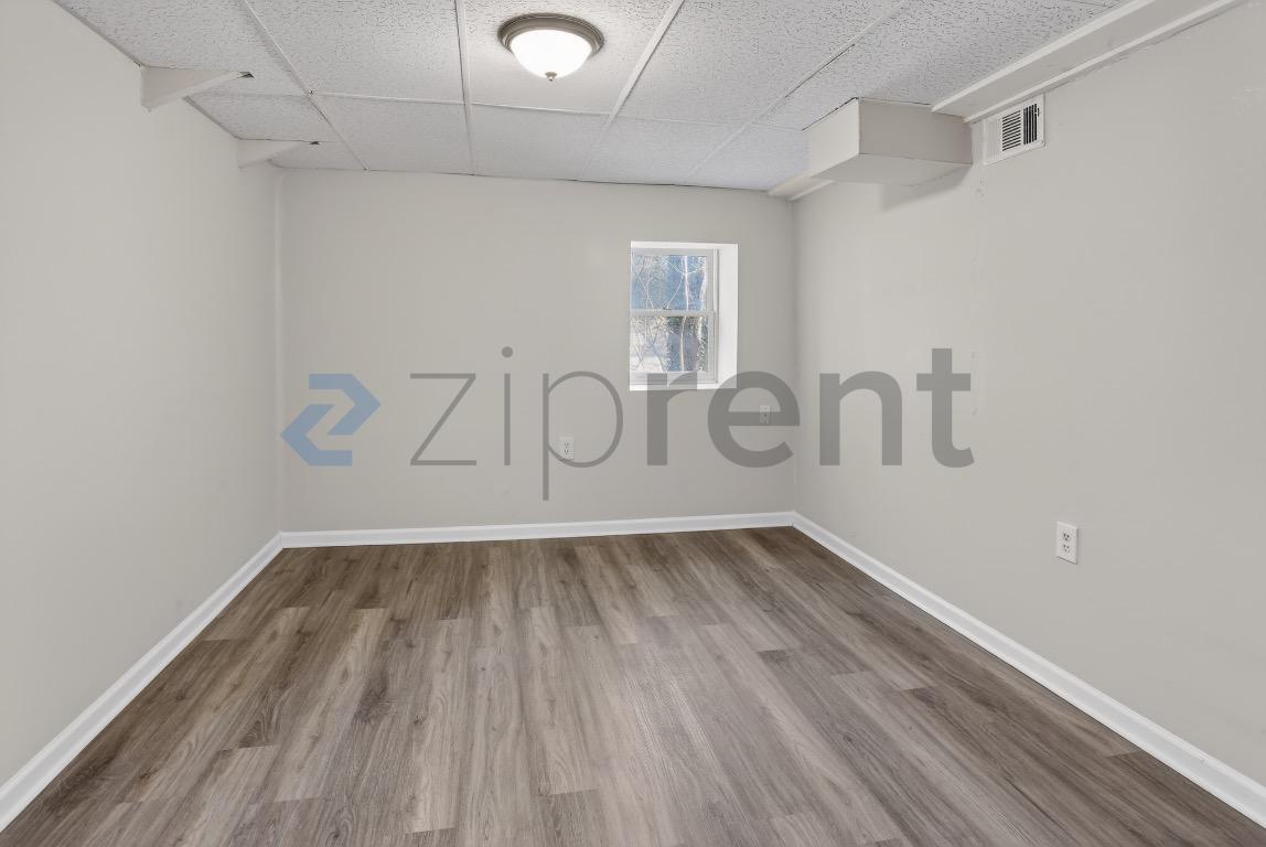 Building Photo - Unit B